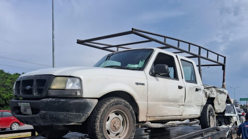 Colisionan dos camionetas en el bulevar Colosio de Cancún