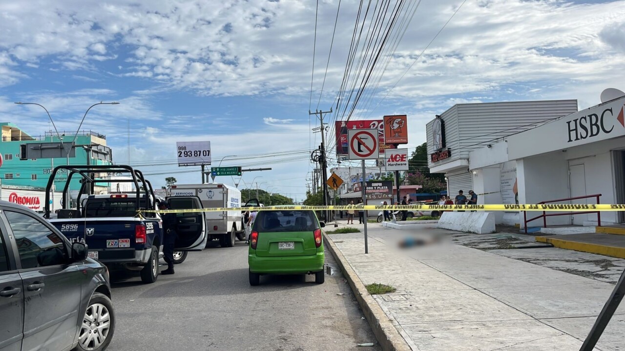 Asesinan a hombre de la tercera edad al salir de un cajero en la avenida Portillo de Cancún; la víctima quedó tendida sobre la banqueta.