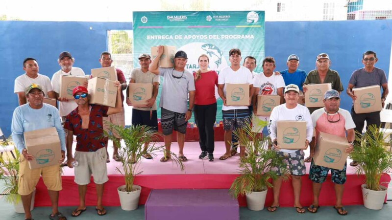 Atenea Gómez Ricalde entrega apoyos alimentarios del Programa ‘Familia Pescadora’