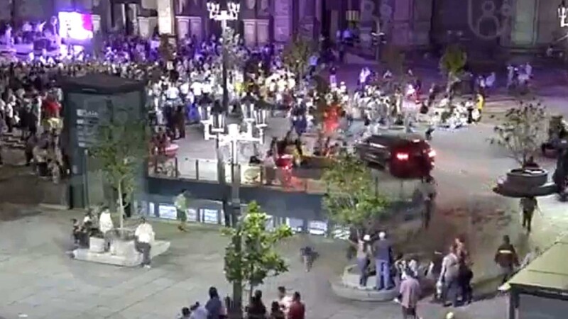 Presunto ladrón de autos arrolla a 9 personas frente a Catedral de Guadalajara