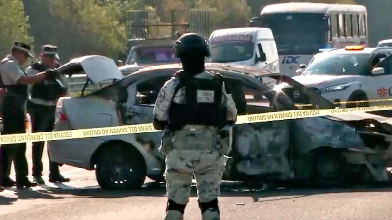 Hallan cuerpos calcinados en vehículo incendiado en la autopista México-Puebla