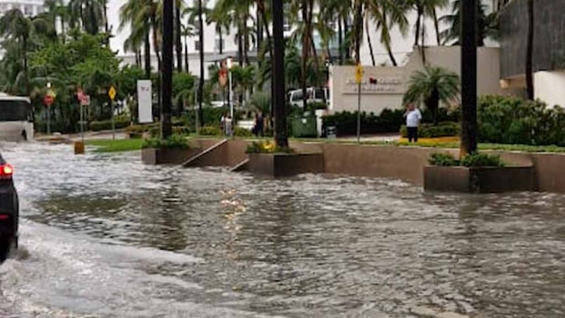 Zona hotelera de Cancún registra encharcamientos por fuertes lluvias
