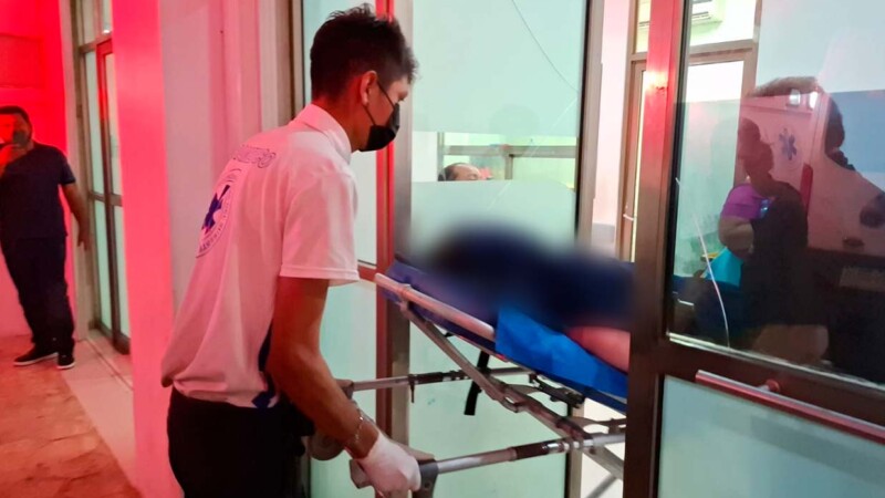 "Levantan" y golpean a mujer en calle de Cancún