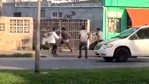 Sujetos protagonizan pelea a golpes en avenida de Cancún