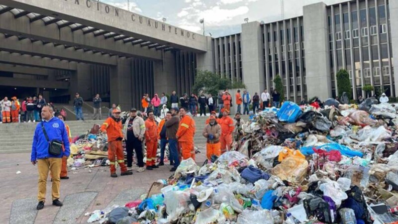 Protestan trabajadores de limpia de CDMX vaciando basura en explanada de la Cuauhtémoc