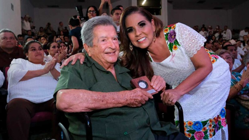 Entrega la Gobernadora Mara Lezama reconocimiento a Don Gastón Alegre López