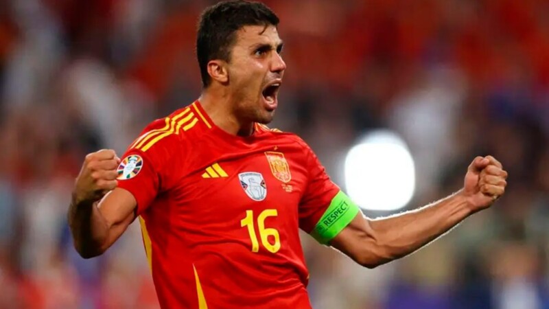 El español Rodri Hernández sorprende y gana el Balón de Oro 2024