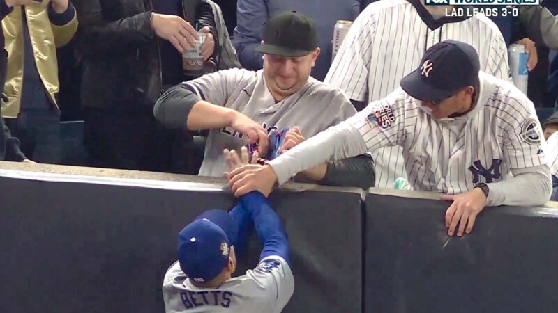 Vetan a aficionados de la Serie Mundial por interferir en jugada