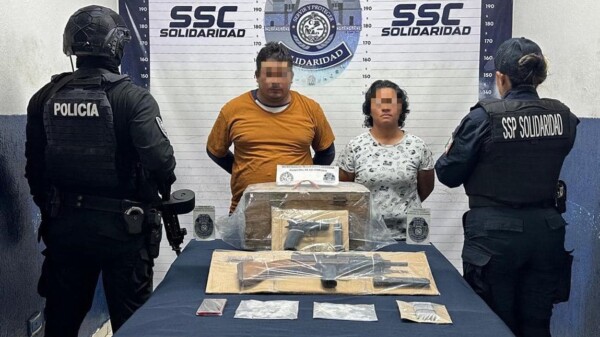 Detienen a pareja con armas y drogas en Playa del Carmen