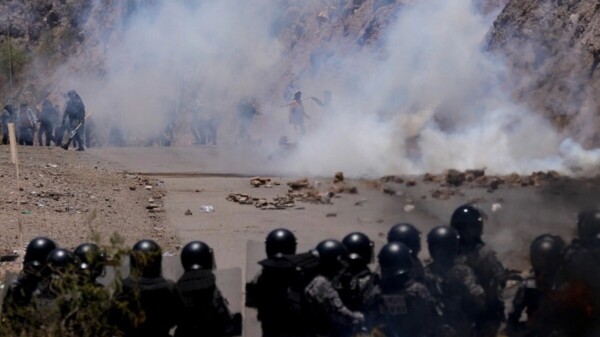 Campesinos ‘toman’ cuartel militar en Bolivia