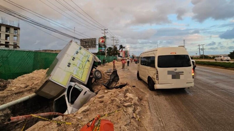 Camioneta cae en una zanja tras ser impactada en el bulevar Colosio de Cancún
