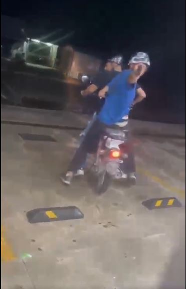 Empleado de farmacia sorprende a ladrones de motos en Real del Caribe (VIDEO); antes de retirarse, uno de los delincuentes amagó con dispararle.