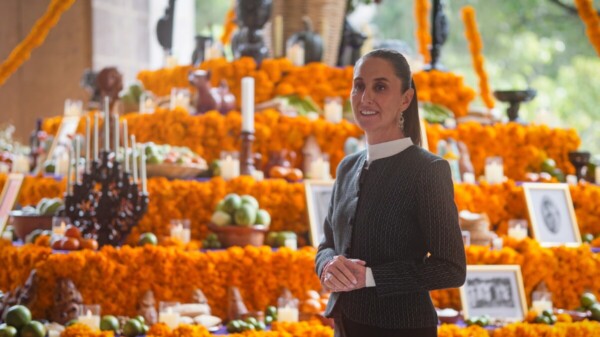 Ofrenda en Palacio Nacional en honor a grandes mujeres