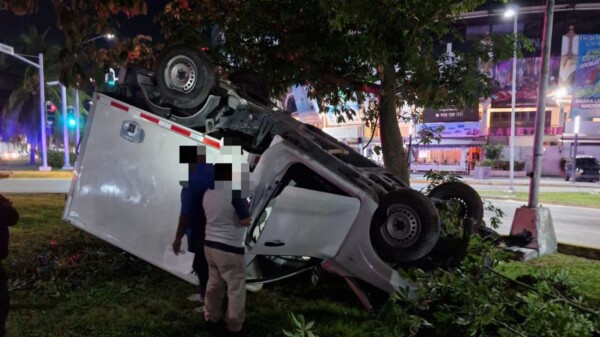 Conductor de una camioneta termina volcado en la avenida Bonampak de Cancún