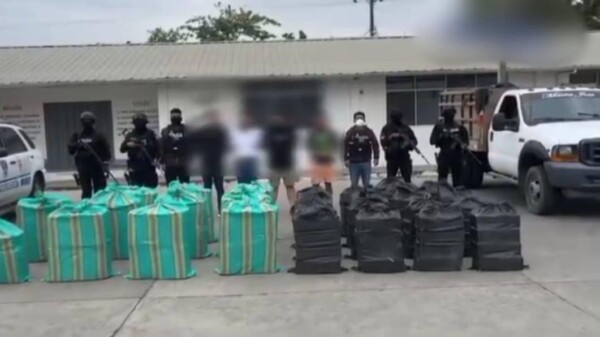 Detienen en Ecuador a dos mexicanos con 1.5 toneladas de cocaína