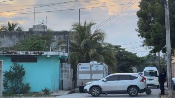 Hallan cuerpo de un hombre en el patio de una casa