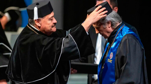 Joan Manuel Serrat recibe doctorado honoris causa de la UANL por su legado en la música y literatura