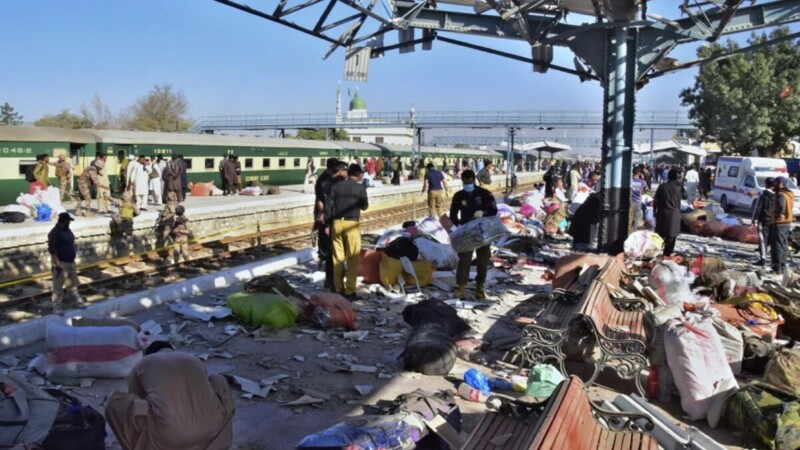 Ataque suicida en estación de tren de Pakistán; 26 muertos