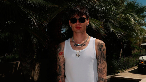 Peso Pluma derrocha elegancia con un cambio en su look