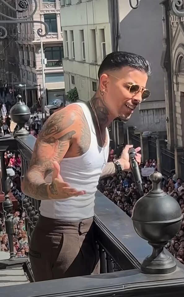 Rauw Alejandro sorprende a fans con show improvisado