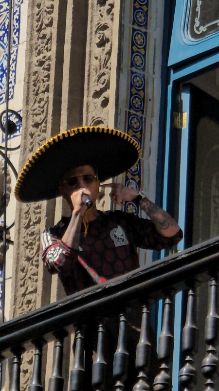 Rauw Alejandro sorprende a fans con show improvisado