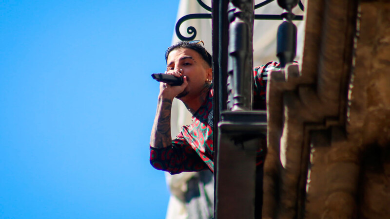 Rauw Alejandro sorprende a fans con show improvisado