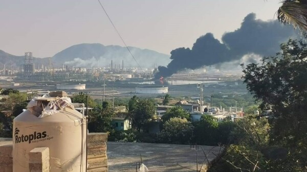 Reportan incendio en la refinería ‘Antonio Dovalí”, en Salina Cruz, Oaxaca