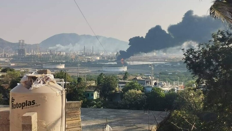 Reportan incendio en la refinería ‘Antonio Dovalí”, en Salina Cruz, Oaxaca