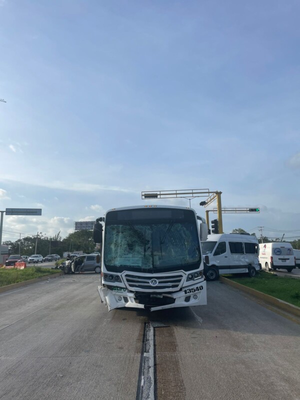 Se registra accidente vehicular en el bulevar Colosio de Cancún