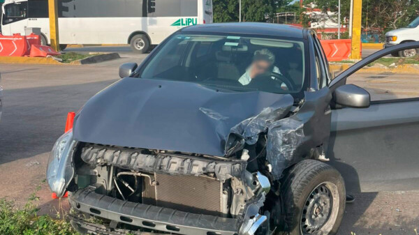 Se registra accidente vehicular en el bulevar Colosio de Cancún