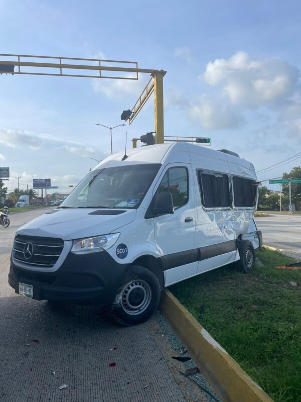 Se registra accidente vehicular en el bulevar Colosio de Cancún
