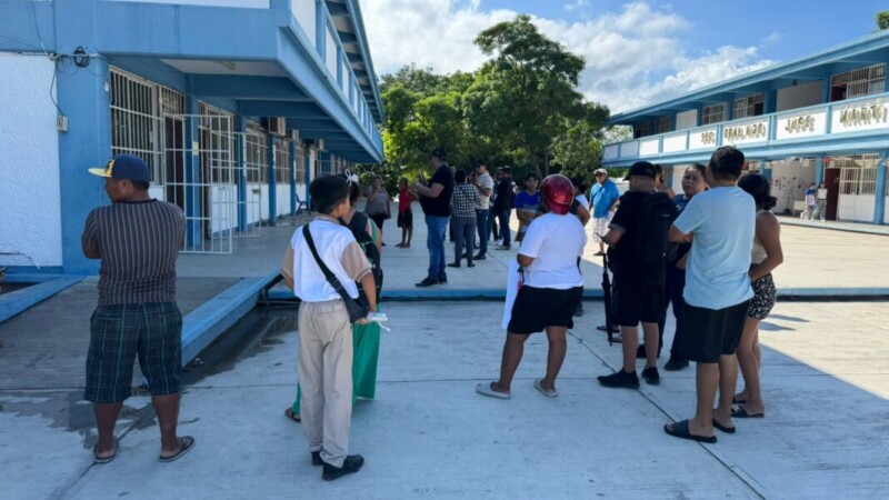 Exigen padres destitución de la directora de la escuela José Martí