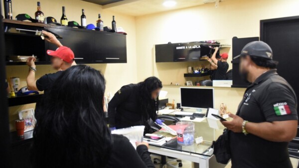 Aseguran drogas, cartuchos útiles, computadoras y evidencias de 3 homicidios, en cateo en Sindicato de Taxistas en Benito Juárez