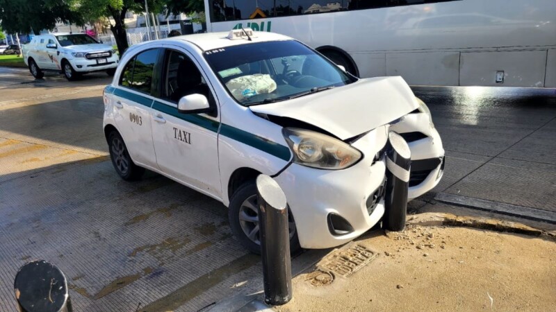 Taxista impacta su unidad contra señalamiento en la avenida Tulum