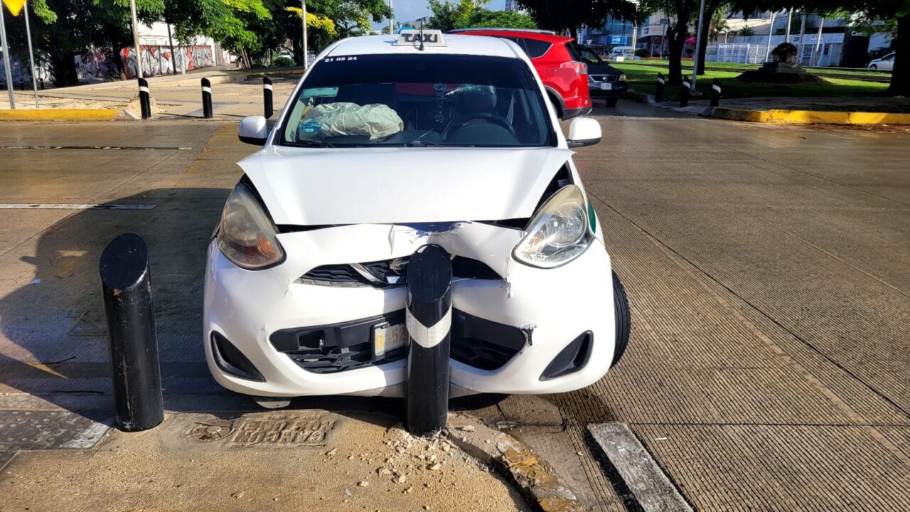 Taxista impacta su unidad contra señalamiento en la avenida Tulum; una pasajera resultó lesionada en el accidente y fue llevada al IMSS.