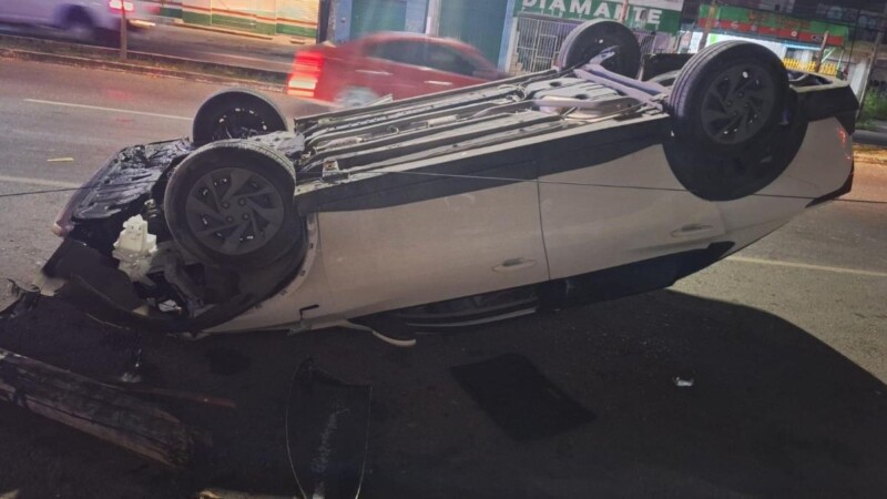 Automovilista termina volcado en la avenida Nichupté de Cancún