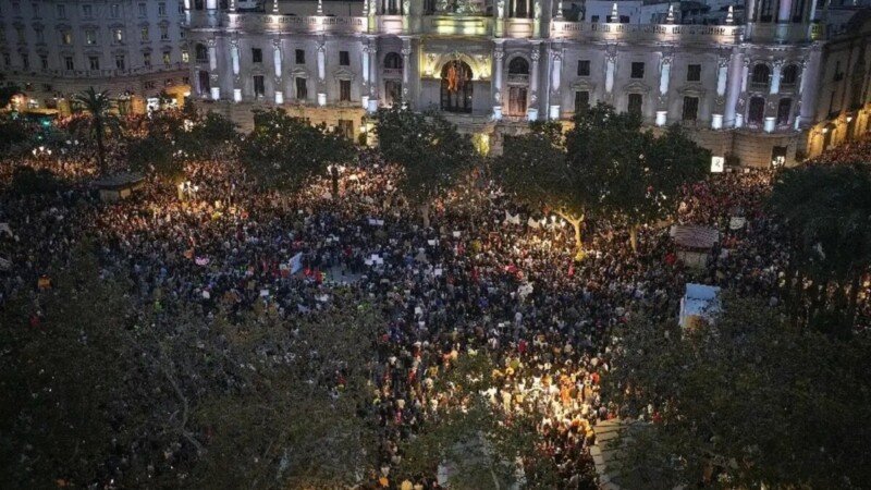 Marchan miles en Valencia, exigen dimisión de Mazón
