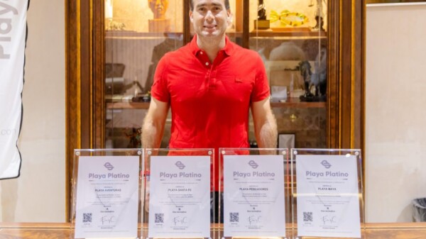 Diego Castañón recibe certificados de cuatro Playas Platino