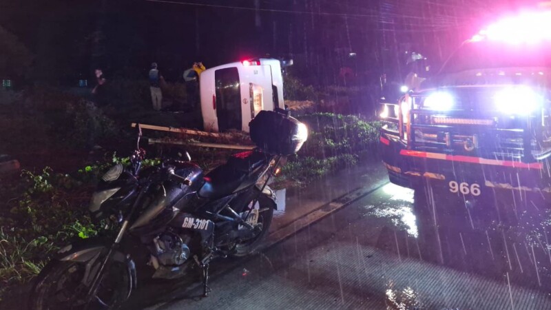 Sufre conductor aparatosa volcadura en el Bulevar Colosio de Cancún