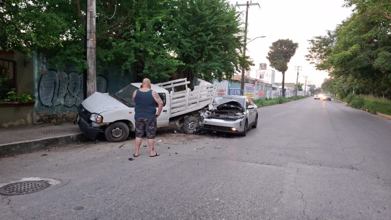 Mujer choca contra camioneta estacionada en la avenida Cancún; los hechos se registraron a la altura de residencial Santa Fe.
