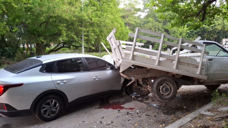 Mujer choca contra camioneta estacionada en la avenida Cancún