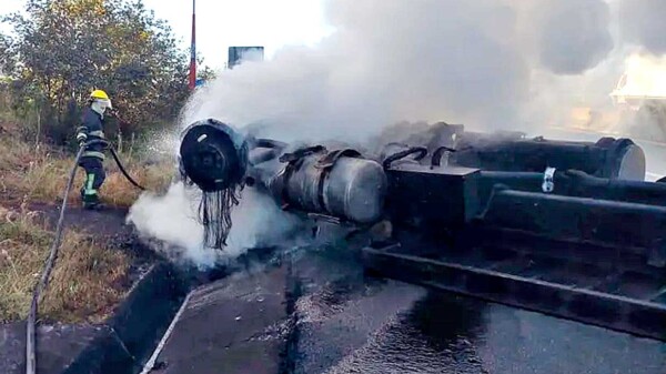 Mueren cuatro personas en volcadura de tractocamión en Veracruz