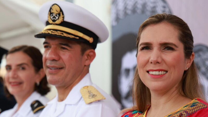 Atenea Gómez Ricalde celebra junto a las familias isleñas el tradicional Desfile del 20 de Noviembre