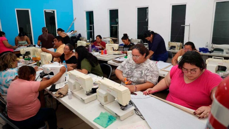 Atenea Gómez Ricalde impulsa capacitación de las isleñas a través de cursos y talleres