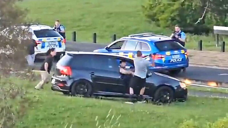 Ciudadano desarma a pandillero armado y evita tragedia en Australia