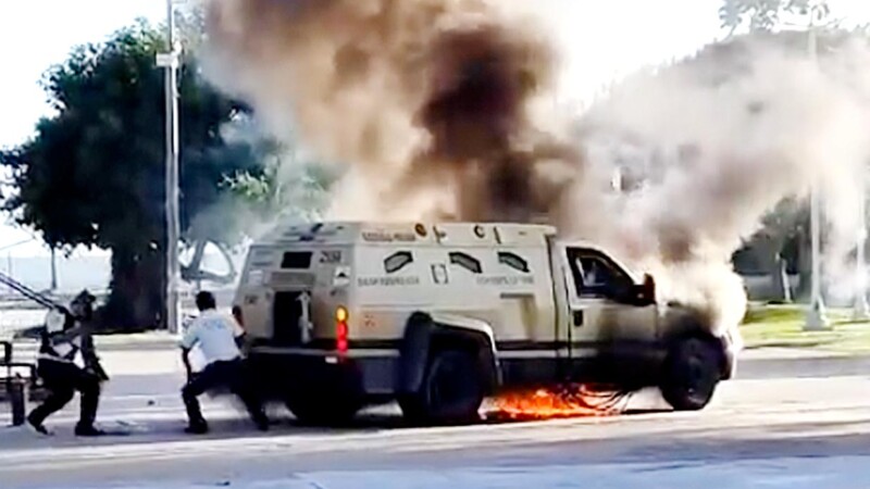 Arde camioneta de Cometra cargada de efectivo en Chetumal