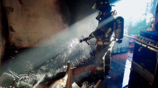 Bomberos sofocan incendio en colonia de Cancún, no hubo víctimas