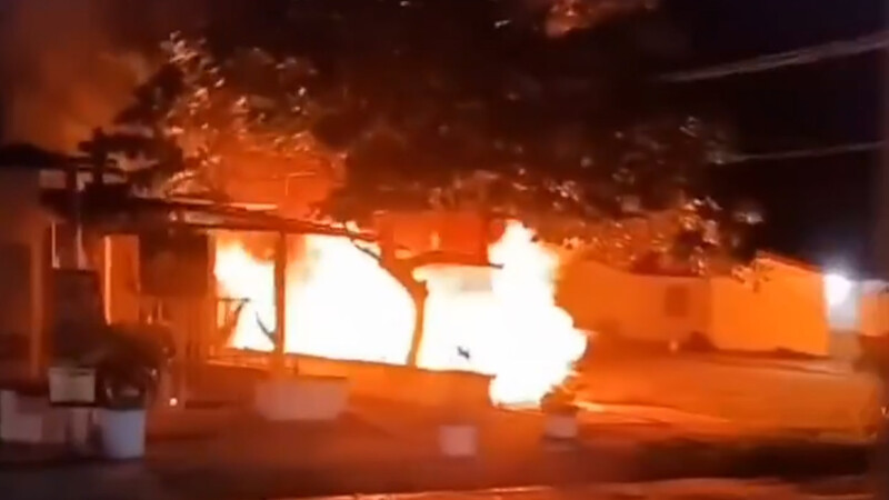 Ciudadanos vandalizan base de policía en Veracruz