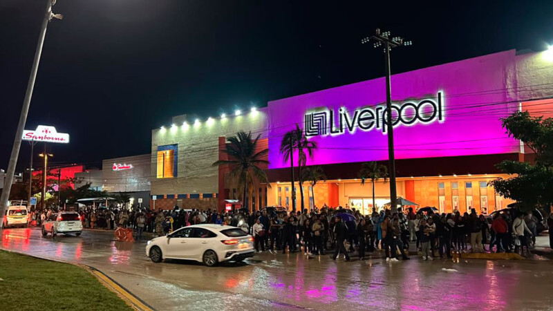 Caos en Cancún por lluvias deja a cientos varados y eleva tarifas de transporte