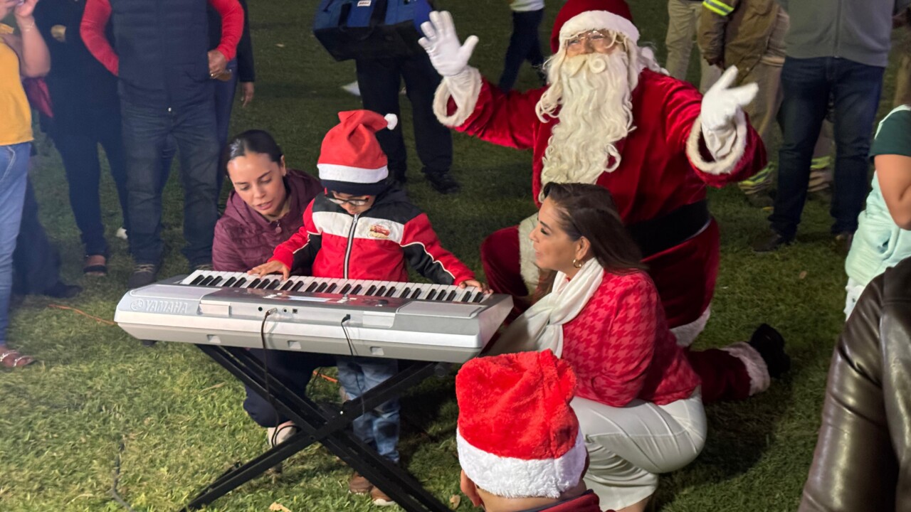 Mara Lezama enciende árbol navideño en la Zona Hotelera de Cancún; niñas y niños de la Asociación Mexicana de Niños con Cáncer participan en este festivo evento.